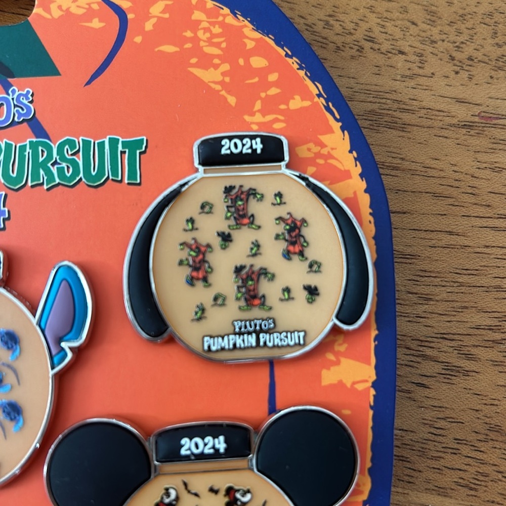 PLUTO'S PUMPKIN PURSUIT 2024
5 PIN SET: PLUTO, STITCH, GOOFY, MICKEY & MINNIE - Picture 5 of 8